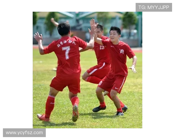 老年足球明星重聚欢庆时刻合影展现岁月风采与友谊的珍贵瞬间