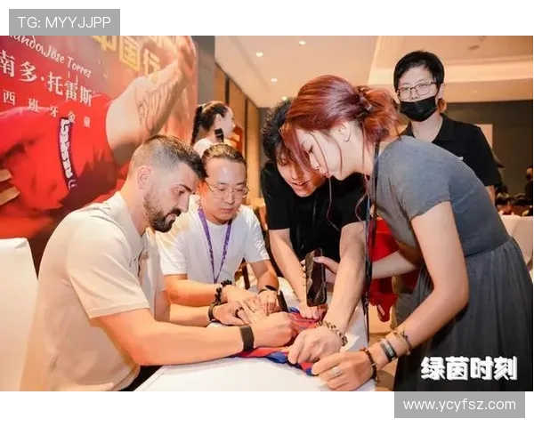 足球明星与记者亲密互动瞬间曝光引发热议与关注