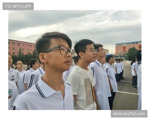 足球明星挑战极限蒙眼颠球展现惊人技巧与默契配合